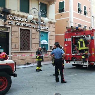 Pietra Ligure, a fuoco l'insegna della banca Carige