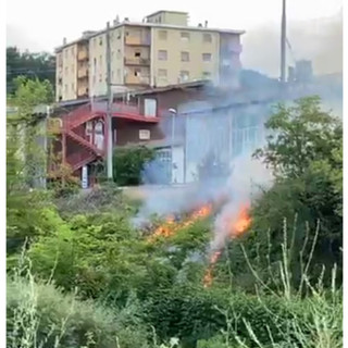 Cairo, incendio sterpaglie tra il Bormida e la ferrovia: intervento dei vigili del fuoco