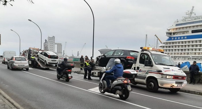 Frontale tra due autovetture a Savona in lungomare Matteotti: due feriti in codice giallo all'ospedale