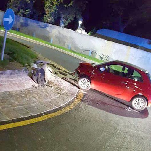 Finale Ligure, auto sbatte contro la nuova rotonda di Finalpia: tre feriti lievi Finale Ligure, auto sbatte contro la nuova rotonda di Finalpia: tre feriti lievi