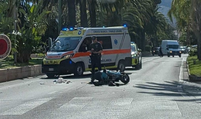 Finale, schianto lungo la via Aurelia all'incrocio con via Genova: una donna in codice giallo, uno scooter distrutto