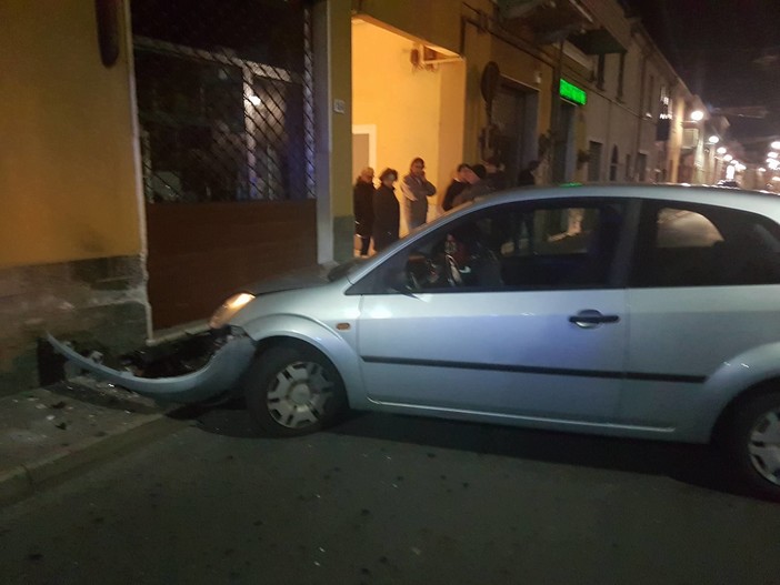 Albenga, si schianta contro una saracinesca e scappa: accertamenti in corso (FOTO) Albenga, si schianta contro una saracinesca e scappa: accertamenti in corso (FOTO)