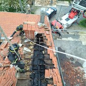 Tetto di un'abitazione in fiamme a Bardineto: rogo domato dai Vigili del fuoco