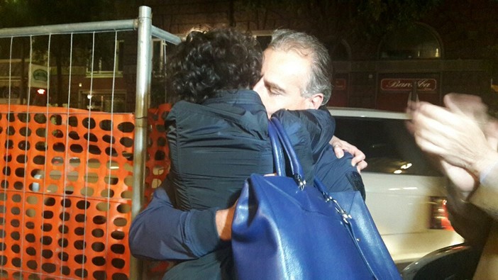 Due uomini per Ilaria Caprioglio sindaco di Savona, tra selfie, cori e l'abbraccio più bello