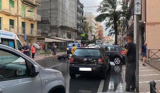 Pietra, scontro tra auto e scooter in corso Italia: soccorsi mobilitati Pietra, scontro tra auto e scooter in corso Italia: soccorsi mobilitati