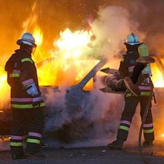 Albenga, auto a fuoco in Viale 8 Marzo: individuato il piromane