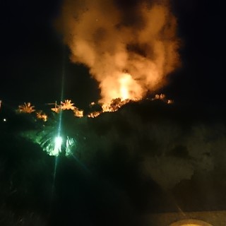 Incendio a Capo San Donato nella notte, ore di lavoro per domarlo