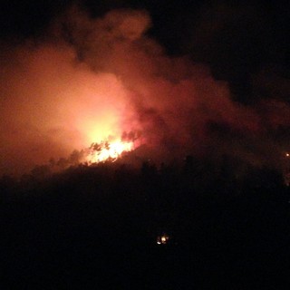 Prosegue l'opera di spegnimento del maxi incendio di Orco Feglino: evacuate due case (FOTO e VIDEO)