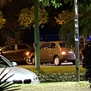 Finale, auto sbanda e centra macchina in sosta sulla via Aurelia