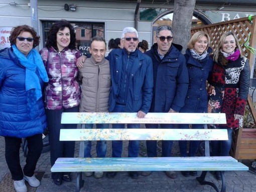 Cairo, inaugurata in piazza della Vittoria la 'panchina della poesia' (FOTO)