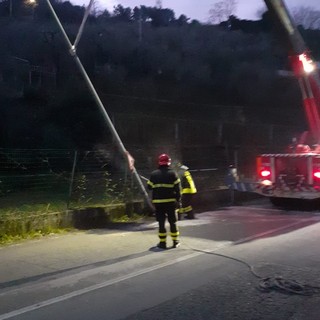 Quiliano, auto sbanda e finisce contro un palo della luce: intervento dei vigili del fuoco (FOTO)