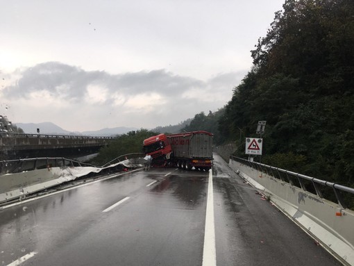 Incidente sull'Autostrada A6 tra Ceva e Millesimo, coinvolto un tir Incidente sull'Autostrada A6 tra Ceva e Millesimo, coinvolto un tir