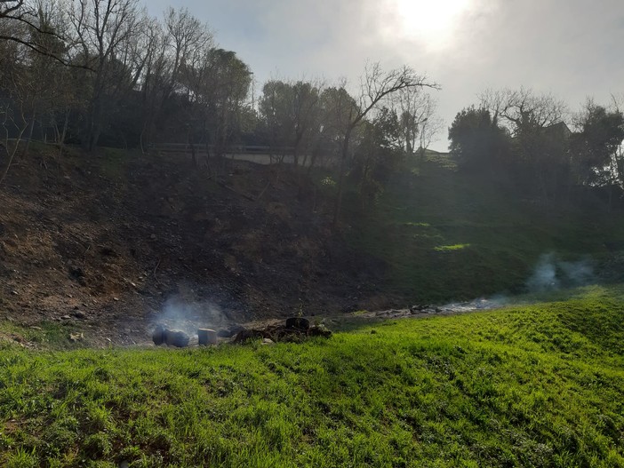 Incendio di Cogoleto: sparito il fronte di fiamma, permangono solo alcuni focolai e fumaioli Incendio di Cogoleto: sparito il fronte di fiamma, permangono solo alcuni focolai e fumaioli
