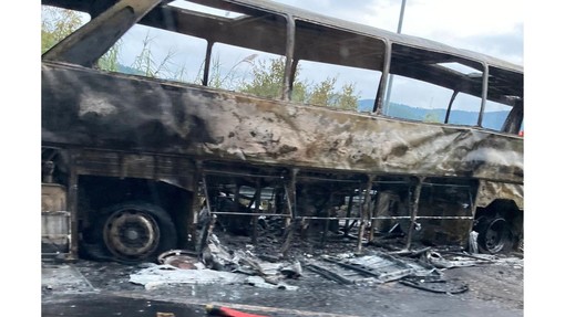 Autobus va a fuoco a Villanova d'Albenga, intervengono i vigili del fuoco