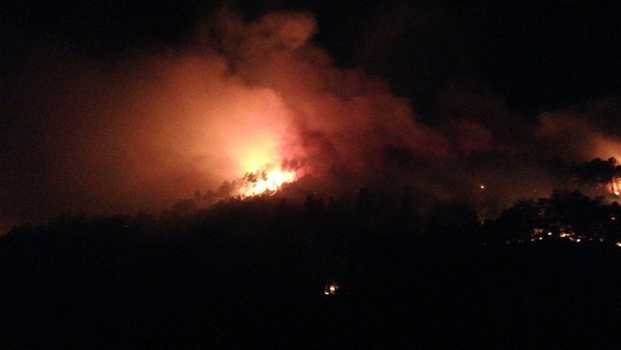 Prosegue l'opera di spegnimento del maxi incendio di Orco Feglino: evacuate due case (FOTO e VIDEO)