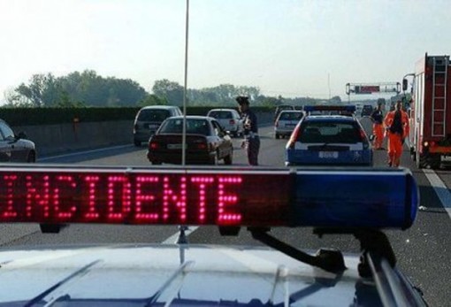 Auto si cappotta sulla A6: un ferito lieve