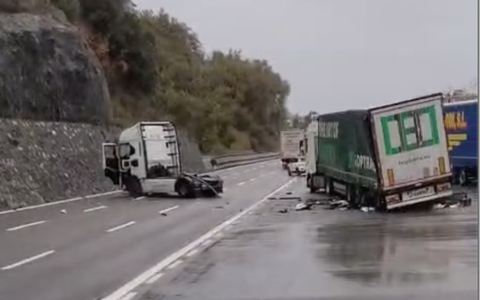 Scontro tra mezzi pesanti sulla A10: un ferito, disagi al traffico