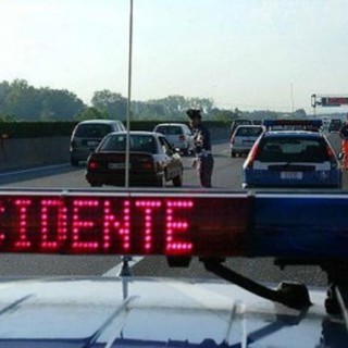 Auto si cappotta sulla A6: un ferito lieve