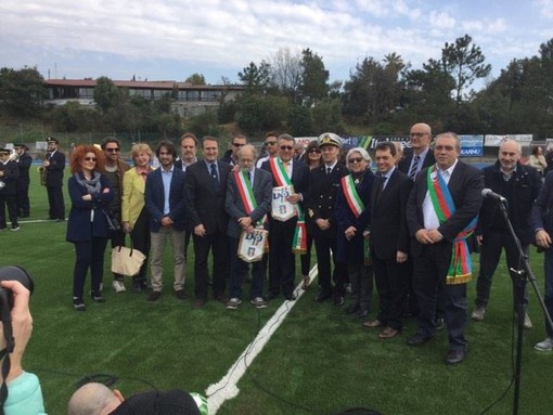 Inaugurato il campo "Olmo-Ferro", i sindaci Zunino e Bozzano: "Qui non ha perso e non ha vinto nessuno, ha prevalso lo sport" (FOTO e VIDEO) Inaugurato il campo "Olmo-Ferro", i sindaci Zunino e Bozzano: "Qui non ha perso e non ha vinto nessuno, ha prevalso lo sport" (FOTO e VIDEO)