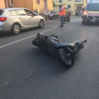Pietra, perde il controllo della moto per evitare alcuni bambini: motociclista trasportato al Santa Corona