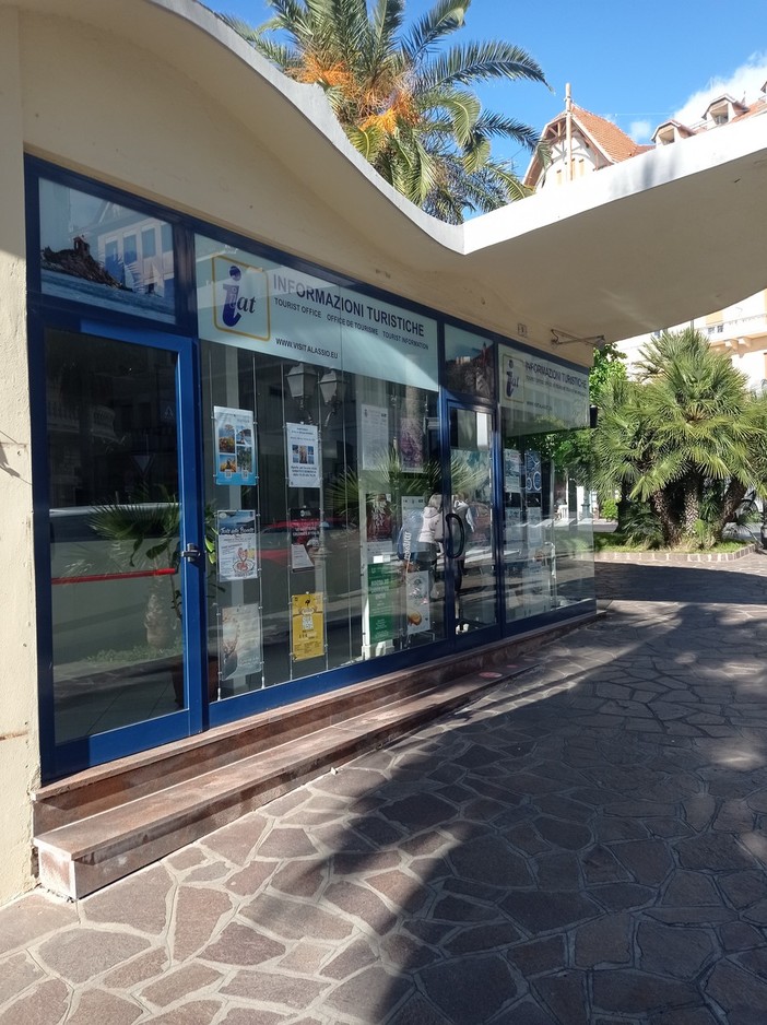 Alassio, la minoranza chiede più aperture per lo IAT: "Chiuso nei festivi: inaccettabile per una città che vive di turismo" Alassio, la minoranza chiede più aperture per lo IAT: "Chiuso nei festivi: inaccettabile per una città che vive di turismo"