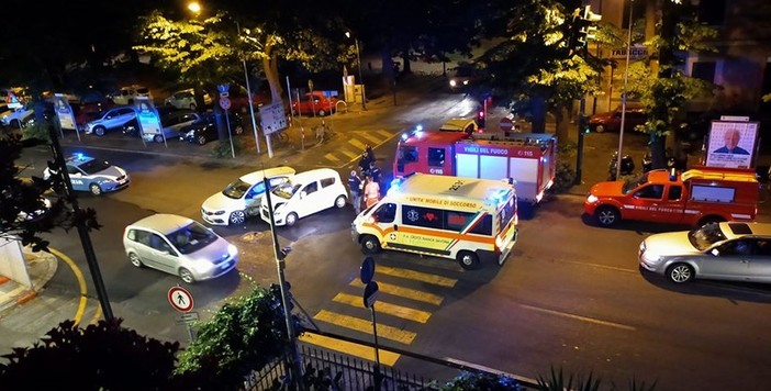 Savona, scontro tra due auto in corso Mazzini: mobilitati vigili del fuoco e 118 Savona, scontro tra due auto in corso Mazzini: mobilitati vigili del fuoco e 118