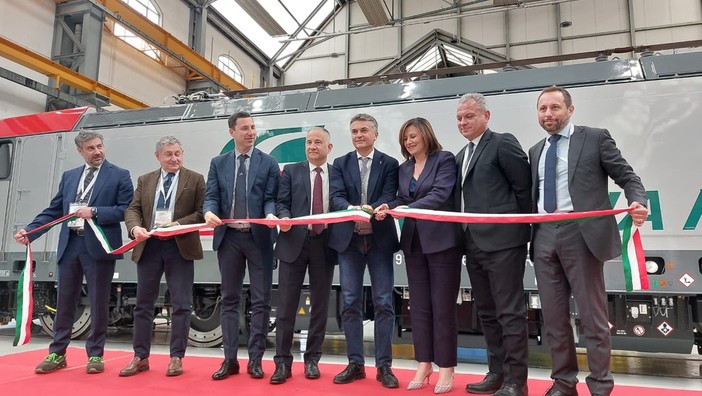 Alstom Vado Ligure, consegnata la prima locomotiva Traxx Universal DC con sistema Ultimo Miglio per aree non elettrificate (FOTO)