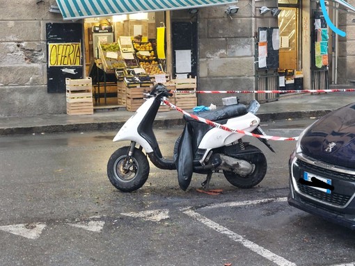 Scooter piomba su un dehor a Savona: una persona investita, il motociclista in codice rosso (FOTO)