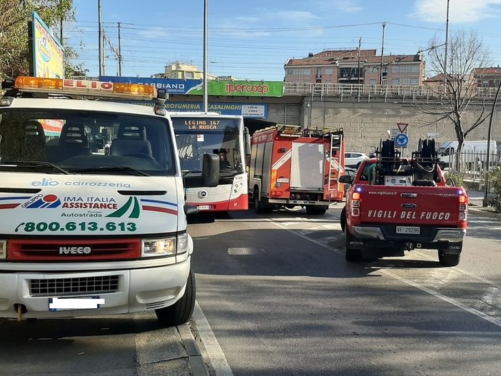 Auto contro moto a Savona in via Stalingrado. Due codici gialli al San Paolo Auto contro moto a Savona in via Stalingrado. Due codici gialli al San Paolo