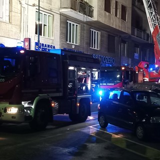 Savona, fiamme in un appartamento di via Venezia: tre intossicati, evacuata una porzione di palazzina Savona, fiamme in un appartamento di via Venezia: tre intossicati, evacuata una porzione di palazzina