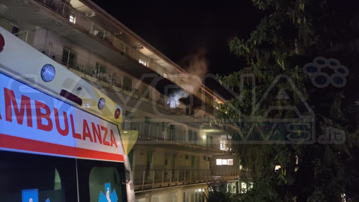 Pietra Ligure, incendio all'ospedale Santa Corona: 3 intossicati e 60 degenti evacuati (FOTO e VIDEO) Pietra Ligure, incendio all'ospedale Santa Corona: 3 intossicati e 60 degenti evacuati (FOTO e VIDEO)