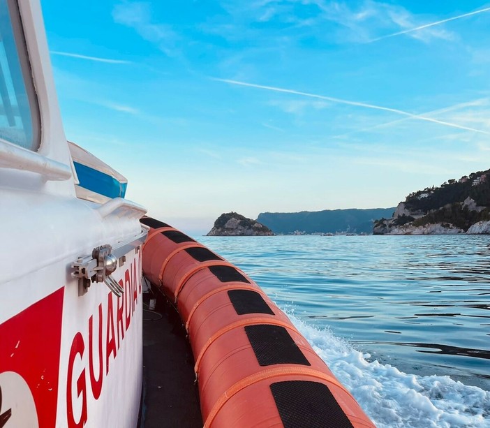 Imbarcazione alla deriva con due adolescenti a bordo, salvati dalla Guardia Costiera Imbarcazione alla deriva con due adolescenti a bordo, salvati dalla Guardia Costiera