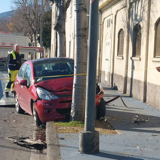 Schianto frontale in via Stalingrado a Savona: auto sbanda, centra uno scooter e finisce contro un albero Schianto frontale in via Stalingrado a Savona: auto sbanda, centra uno scooter e finisce contro un albero