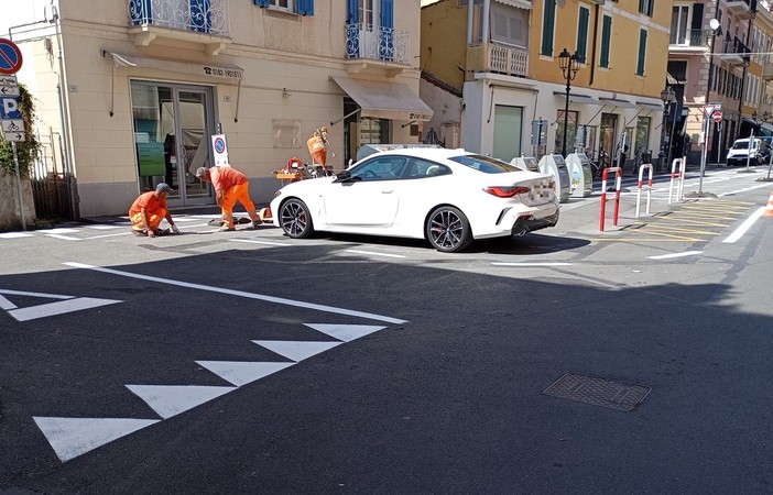 Alassio si prepara all’estate: in corso il rinnovo della segnaletica stradale Alassio si prepara all’estate: in corso il rinnovo della segnaletica stradale