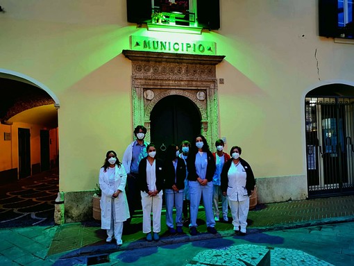 &quot;Giornata internazionale dell'infermiere&quot;, l'omaggio del comune di Pietra Ligure: l'ingresso di Palazzo Golli illuminato di verde (FOTO)