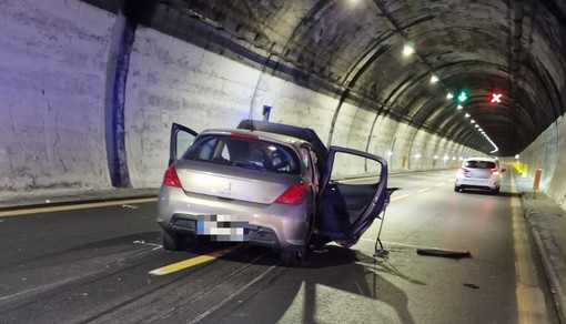 Auto sbanda in galleria: incidente sulla A10 poco dopo Pietra Ligure, due feriti Auto sbanda in galleria: incidente sulla A10 poco dopo Pietra Ligure, due feriti