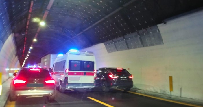 A10, scontro auto-camion: traffico in tilt tra Savona e Spotorno, una persona al San Paolo A10, scontro auto-camion: traffico in tilt tra Savona e Spotorno, una persona al San Paolo