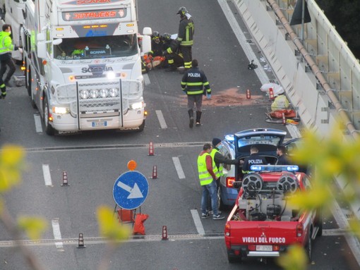 Scontro auto-camion sull'A10 a Celle, morta la donna coinvolta (FOTO e VIDEO)