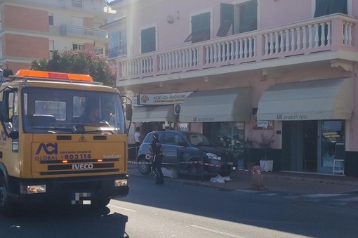 Pietra, auto si ribalta su un fianco: soccorsi mobilitati, un codice giallo al Santa Corona (FOTO) Pietra, auto si ribalta su un fianco: soccorsi mobilitati, un codice giallo al Santa Corona (FOTO)