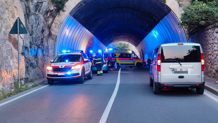 Sperona con l'auto una moto lungo l'Aurelia nella galleria Castelletto: due feriti a Finale Sperona con l'auto una moto lungo l'Aurelia nella galleria Castelletto: due feriti a Finale