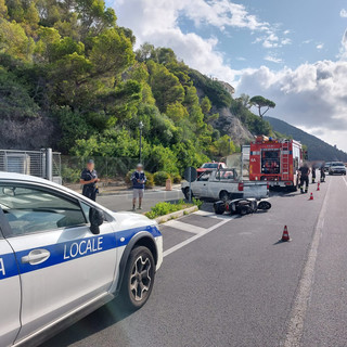Scontro tra un furgoncino e uno scooter sul rettilineo della Fiorita, a Varigotti: un ferito