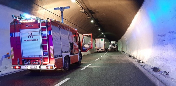 Camion si intraversa tra Albisola e Savona: riaperto il tratto sulla A10 (FOTO) Camion si intraversa tra Albisola e Savona: riaperto il tratto sulla A10 (FOTO)
