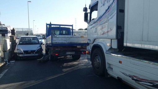 Incidente in via del Cristo ad Albenga, Mercedes si incastra tra un camion e un muretto