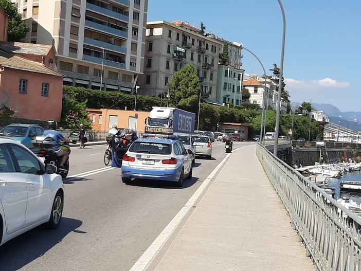 Savona, scontro auto-moto sull'Aurelia: centauro in codice rosso al San Paolo