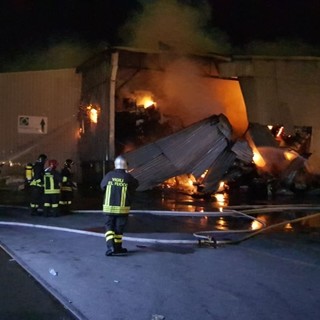 Incendio al Ponte Somalia, squadre di vigili del fuoco di Savona stanno operando sul posto