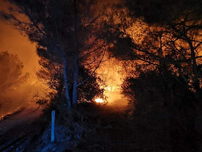 Continua ad essere monitorato l'incendio sulle alture finalesi Continua ad essere monitorato l'incendio sulle alture finalesi