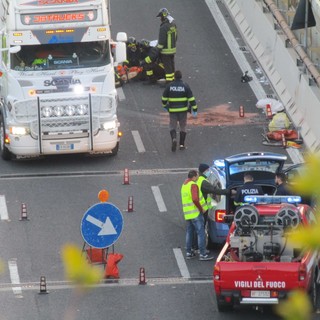 Scontro auto-camion sull'A10 a Celle, morta la donna coinvolta (FOTO e VIDEO)