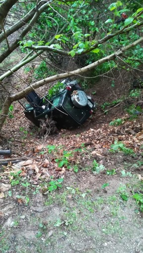 Auto si ribalta a Feglino: due persone incastrate nelle lamiere (FOTO)