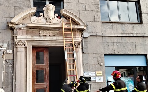 Savona, cede una porzione dell'ingresso di un palazzo di Piazza dei Della Rovere
