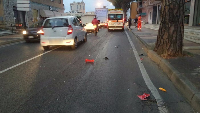 Loano, scontro tra auto e scooter sulla via Aurelia